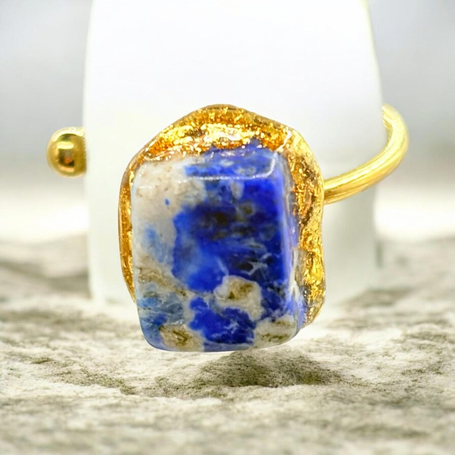 Pierścionek z lapis lazuli oprawiony w złoto, na kamieniu